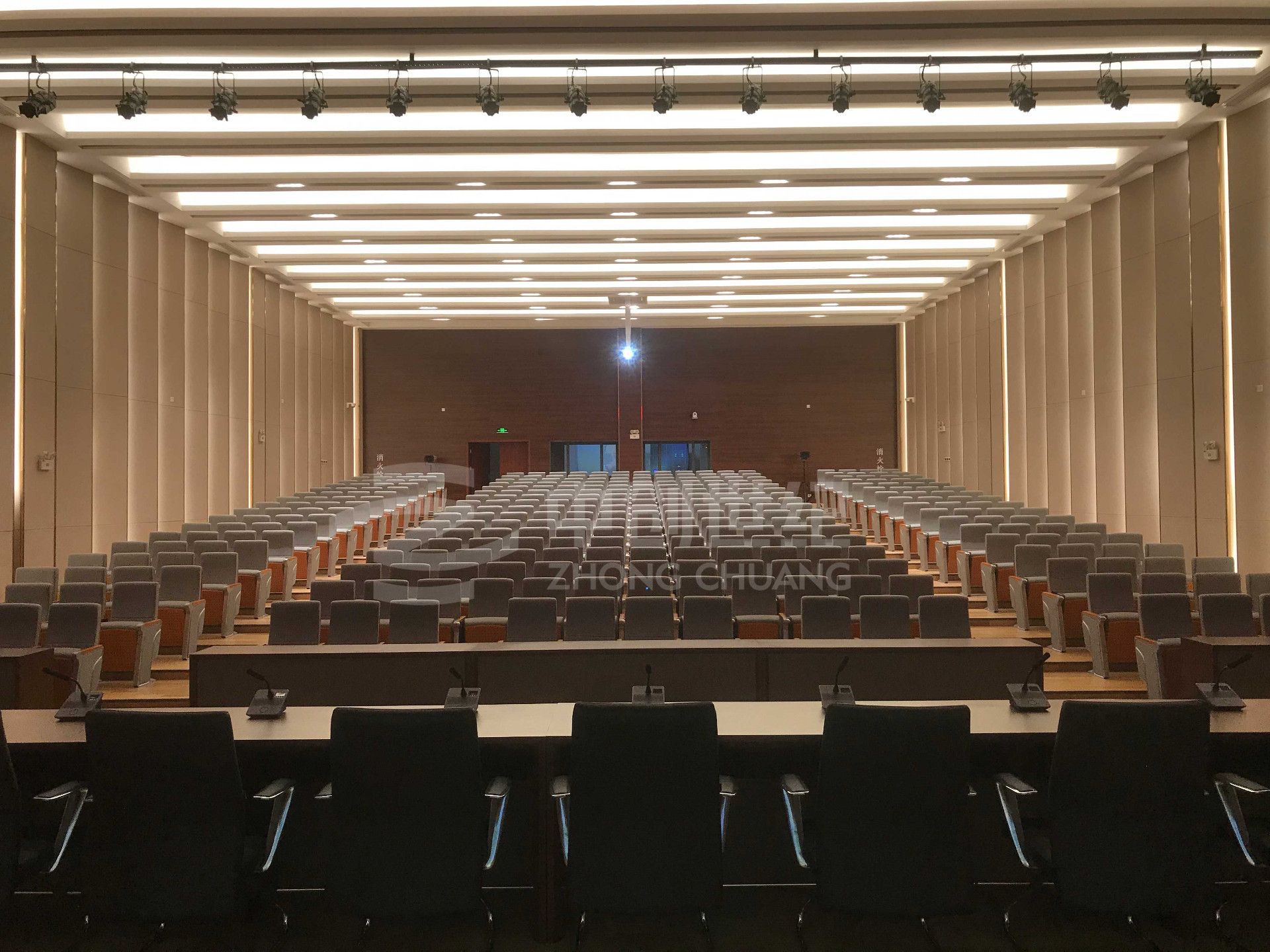 深圳市龍崗區(qū)深高速五聯(lián)綜合服務(wù)樓多功能廳后場(chǎng)照.jpg 深圳市龍崗區(qū)深高速五聯(lián)綜合服務(wù)樓多功能廳后場(chǎng)照.jpg