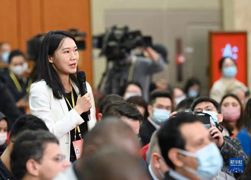 記者使用鐵三角話筒的場景2 記者使用鐵三角話筒的場景2